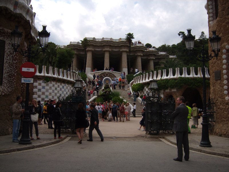 ingang_park guell.jpg - De ingang van Park Güell. Centraal in het midden de beroemde waterpartij met de salamander. Bovenop de zuilen is een groot plein met de slangenbank.